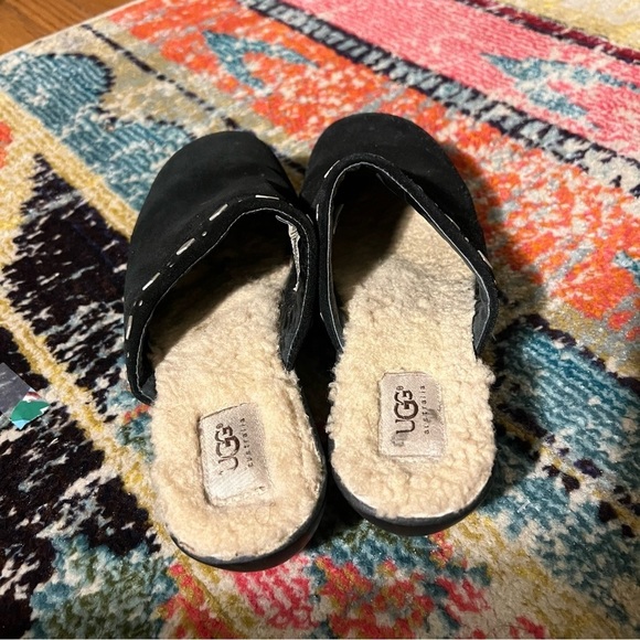 Ugg Fiona black studded suede shearling lined slip on clogs
Womens size 9.5 - Picture 4 of 8